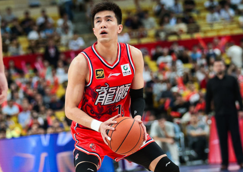 开云体育-突发！郭艾伦突破左膝受伤痛苦倒地翻滚 被担架车给推下场